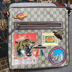 Gucci GG Supreme UFO Logo Patch Messenger Crossbody Bag in EXCELLENT condition.